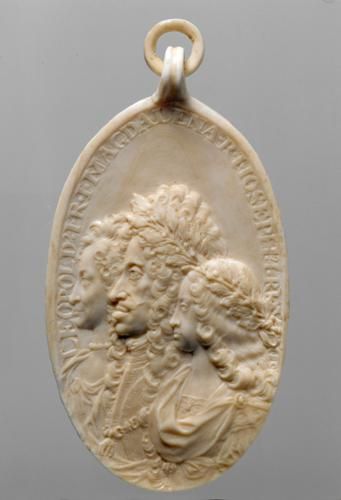 Ivory relief. Gedenkmedaillon auf die Errichtung der Pestsäule.