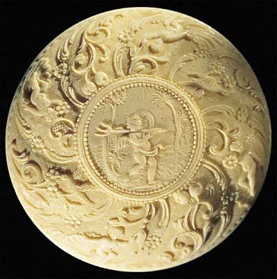 Belleteste, Chocolate-box for Queen Marie Antoinette ivory carving. Bottem side. Diameter 7 cm.