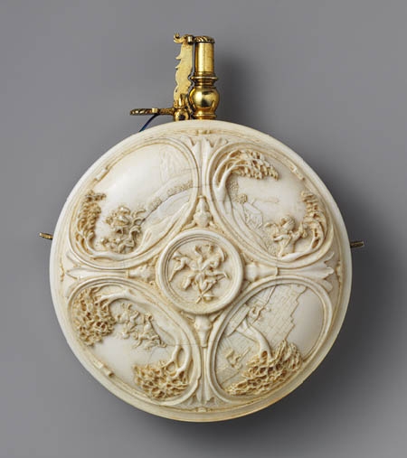 Ivory powder flask, late 17th century, 14.5x 10.8 cm