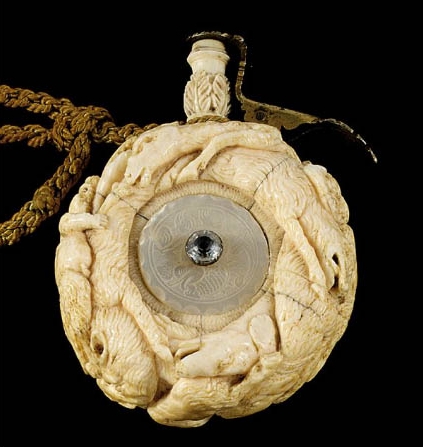 Small ivory doughnut shaped powder flask, late 17th century, 11.5 cm